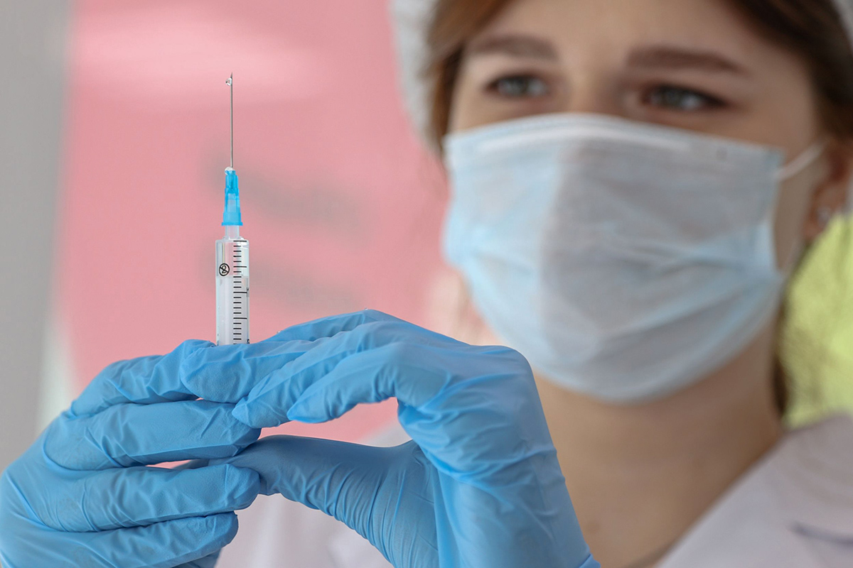Изображение, иллюстрирующее концепцию новой российской вакцины и её влияние на иммунитет.