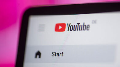Изображение, иллюстрирующее концепцию алгоритмов YouTube, которые управляют терпением пользователей.