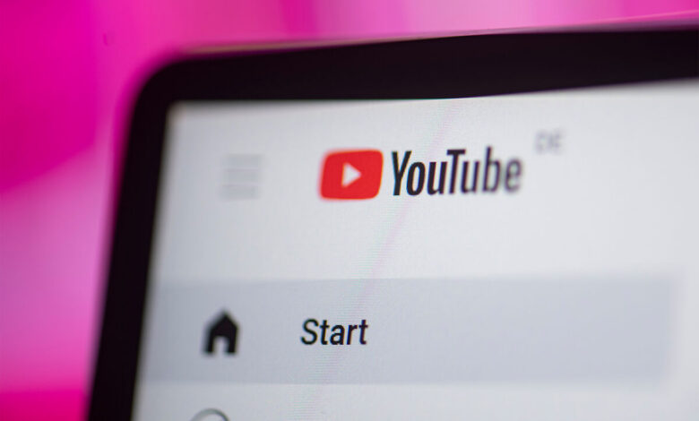 Изображение, иллюстрирующее концепцию алгоритмов YouTube, которые управляют терпением пользователей.