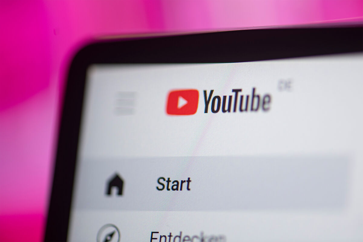 Изображение, иллюстрирующее концепцию алгоритмов YouTube, которые управляют терпением пользователей.