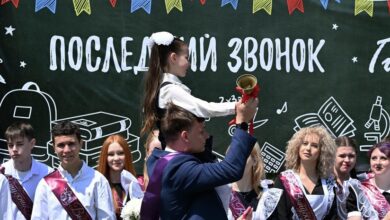Люди празднуют весенний праздник с эмоциями радости и счастья.
