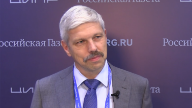 Иллюстрация, показывающая российских разработчиков СУБД в действии, создающих инновационные решения для бизнеса.