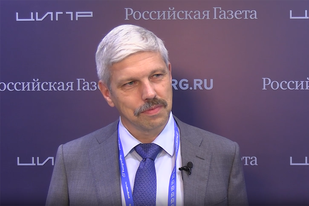Иллюстрация, показывающая российских разработчиков СУБД в действии, создающих инновационные решения для бизнеса.
