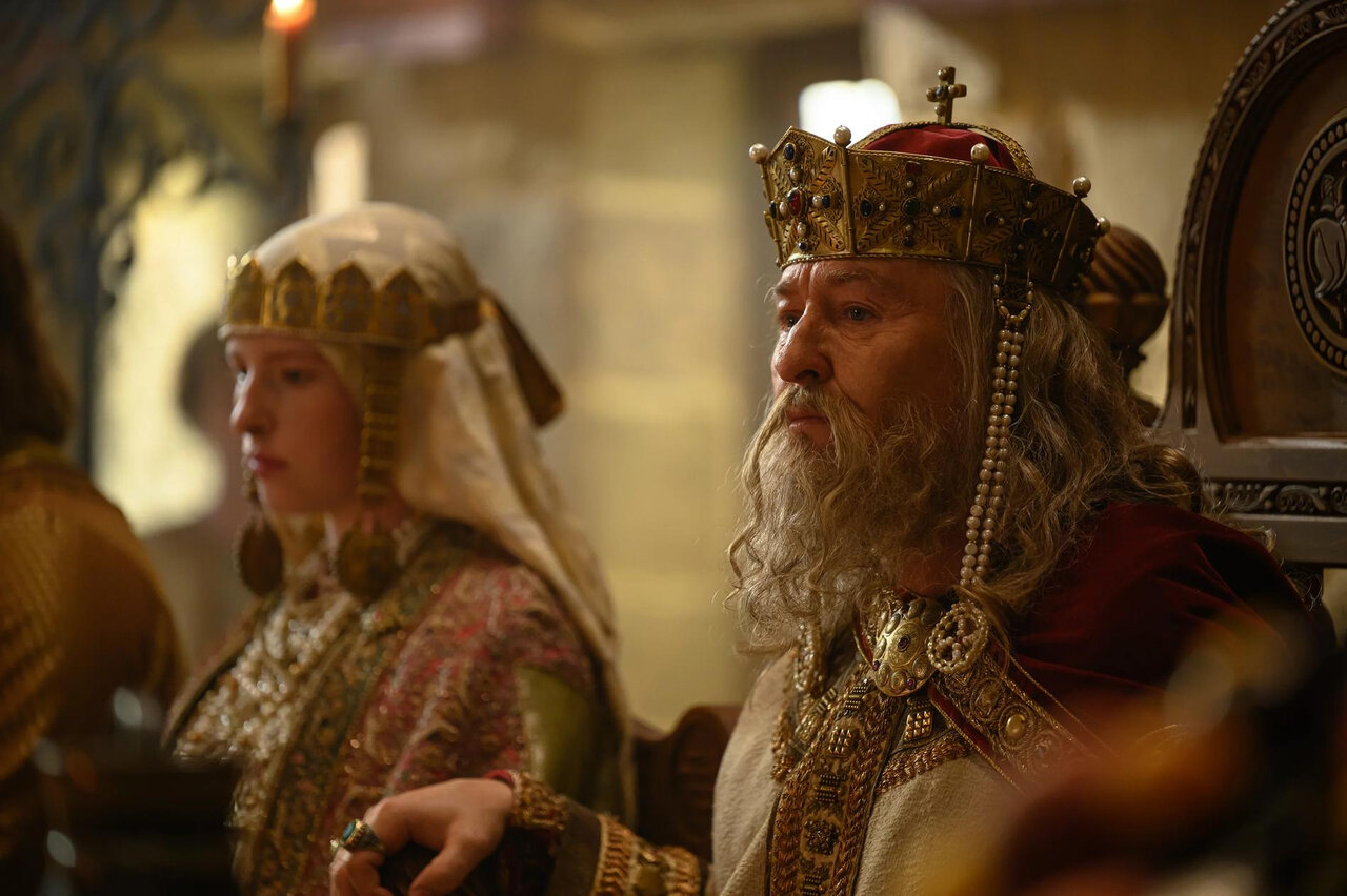 Изображение круассанов на фоне Парижа, символизирующее романтическую историю о княжне Анне.