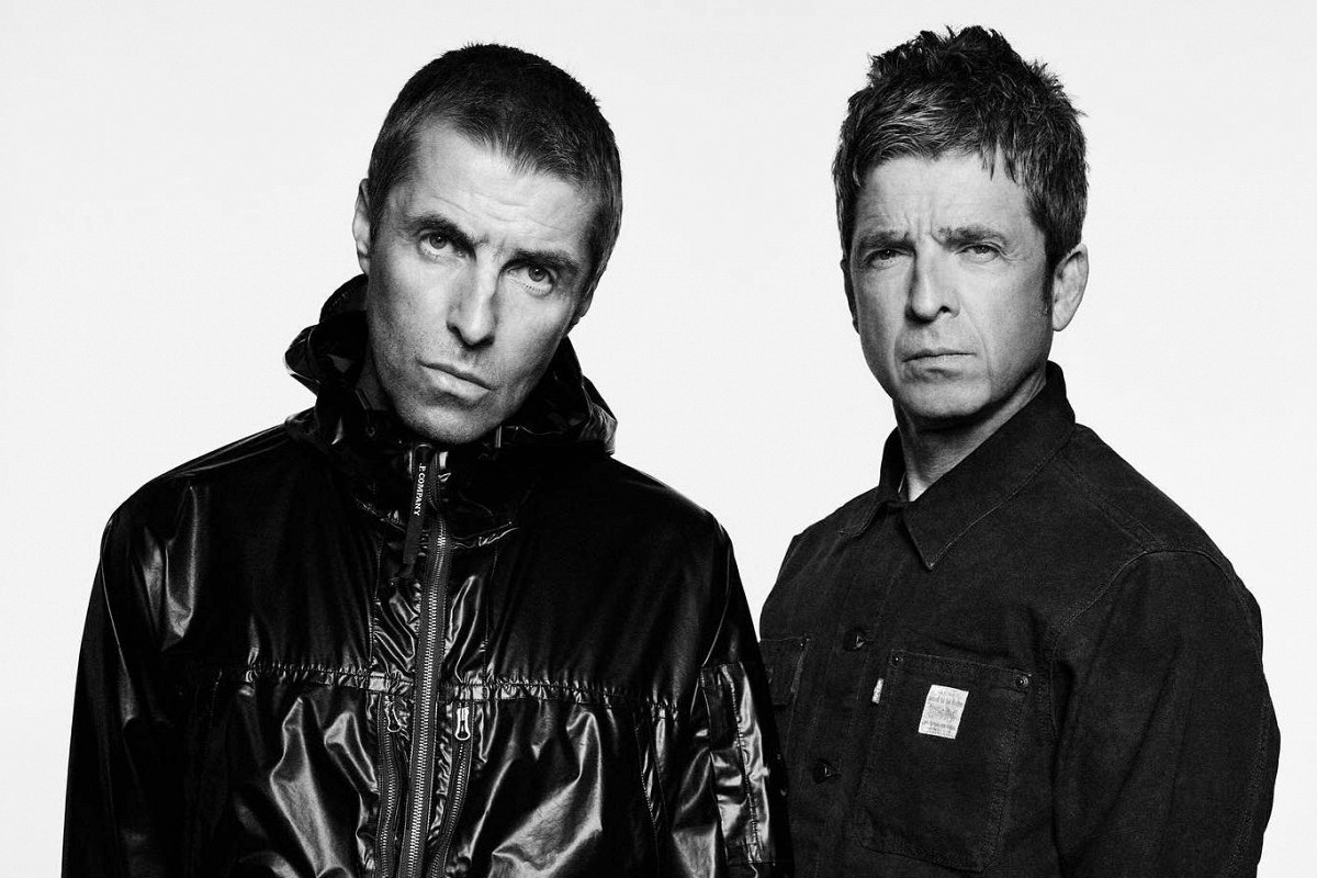 Изображение братьев Галлахеров, reunited, с символикой Oasis.