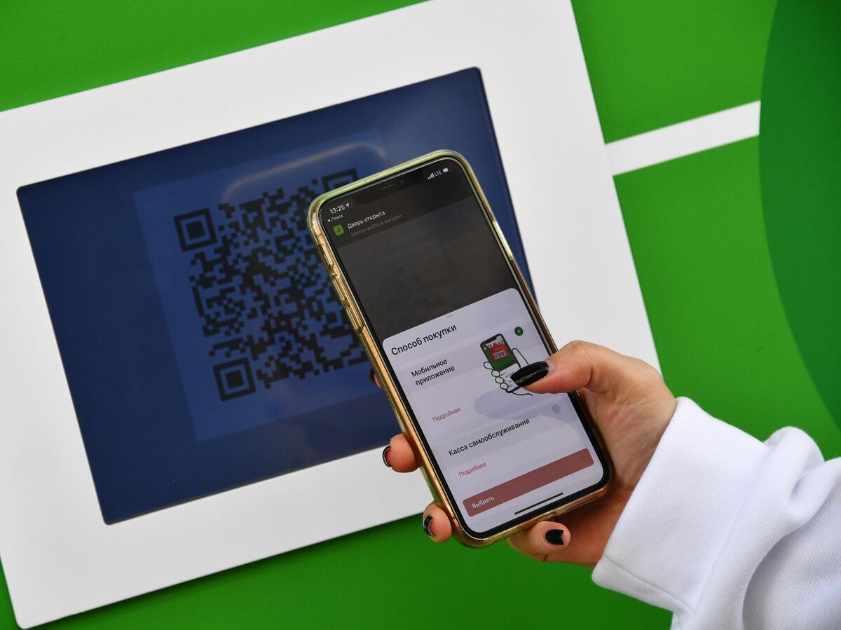 Изображение, иллюстрирующее, как русский смартфон преодолевает культурные и технологические барьеры в Китае.