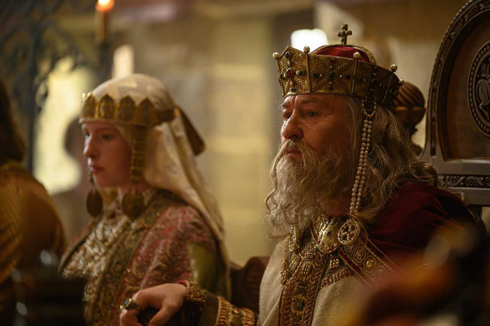 Кадр из фильма 'Королева Анна' с Безруковым и его дочерью