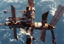 Австрийский космонавт смеется в невесомости на фоне космического модуля