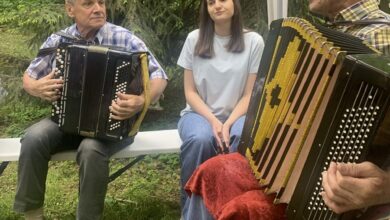 Изображение, иллюстрирующее культурные аспекты жизни в Переделкино с борщом, Шолоховым и кириллицей.