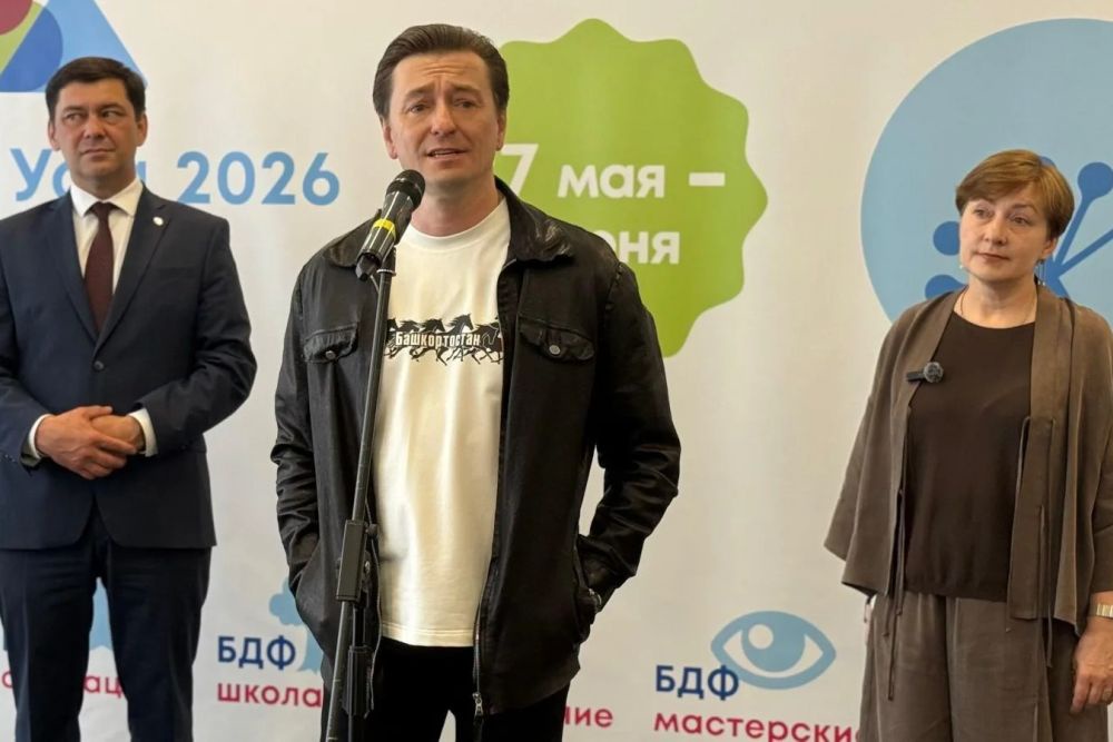 Сергей Безруков на сцене с оркестром в Уфе