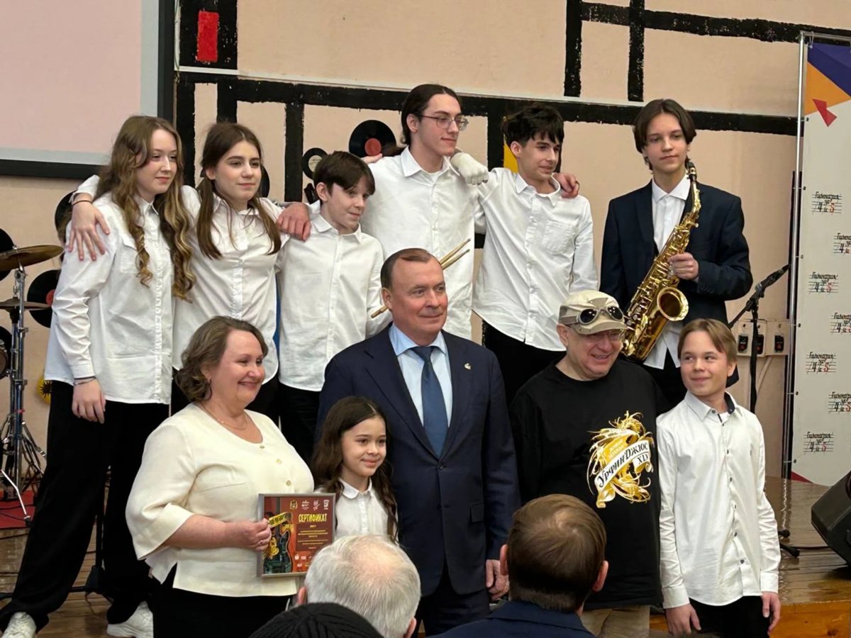 Пантыкин в рок-мобиле раздает автографы школьникам с барабанами