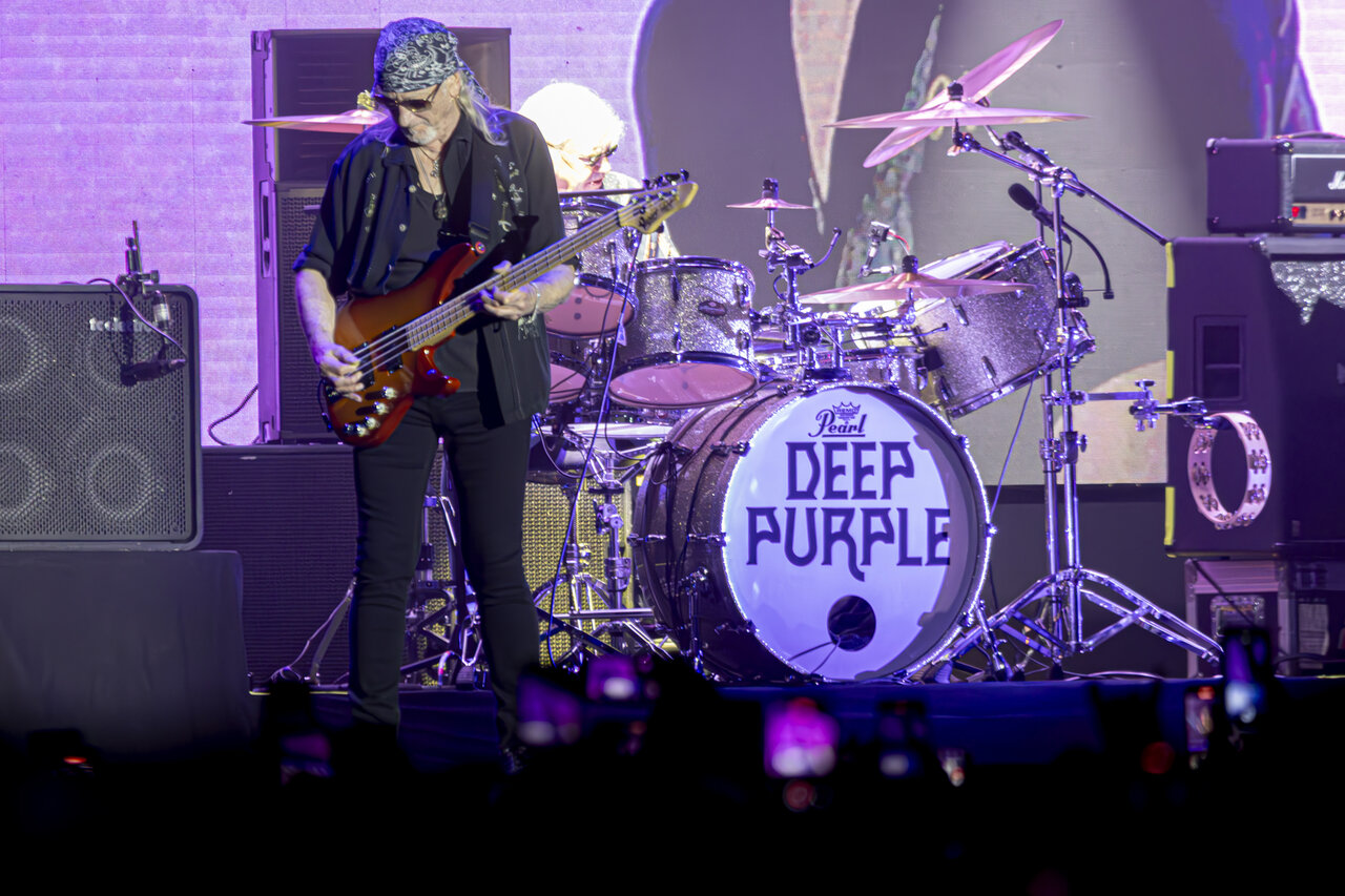 Обложки альбомов Deep Purple и The Rolling Stones на фоне песчаного пляжа