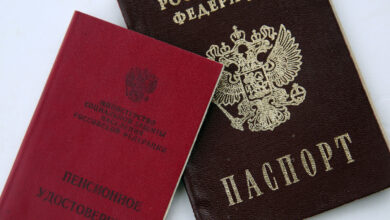 Человек, использующий услуги МФЦ для восстановления паспорта.