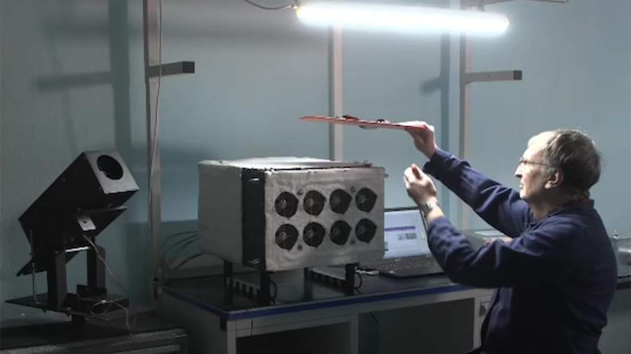 Космические монтажники вешают новый градусник для Солнца и собирают урожай микробов