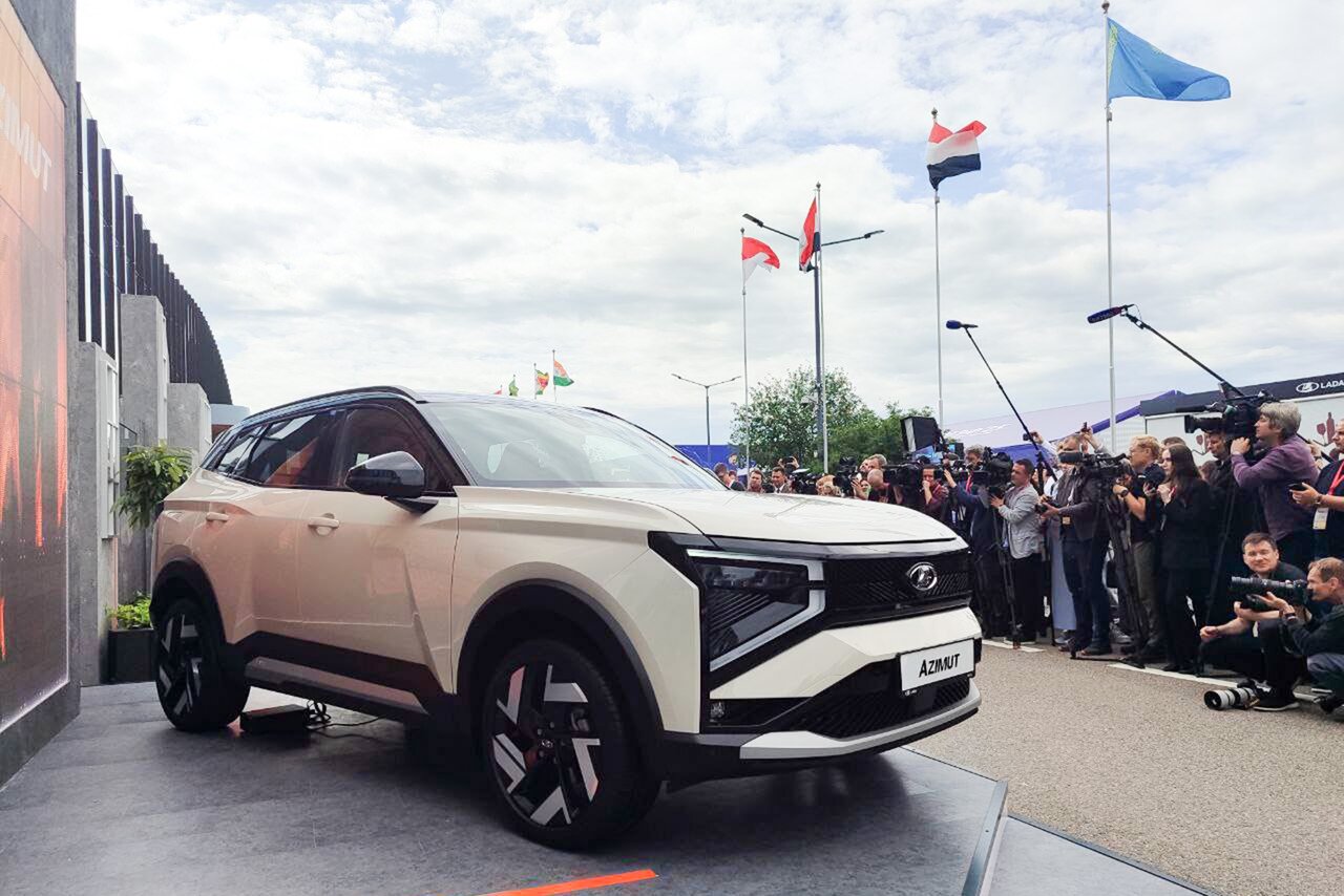 Lada Azimut в различных цветах, демонстрирующий стиль и дизайн нового кроссовера.