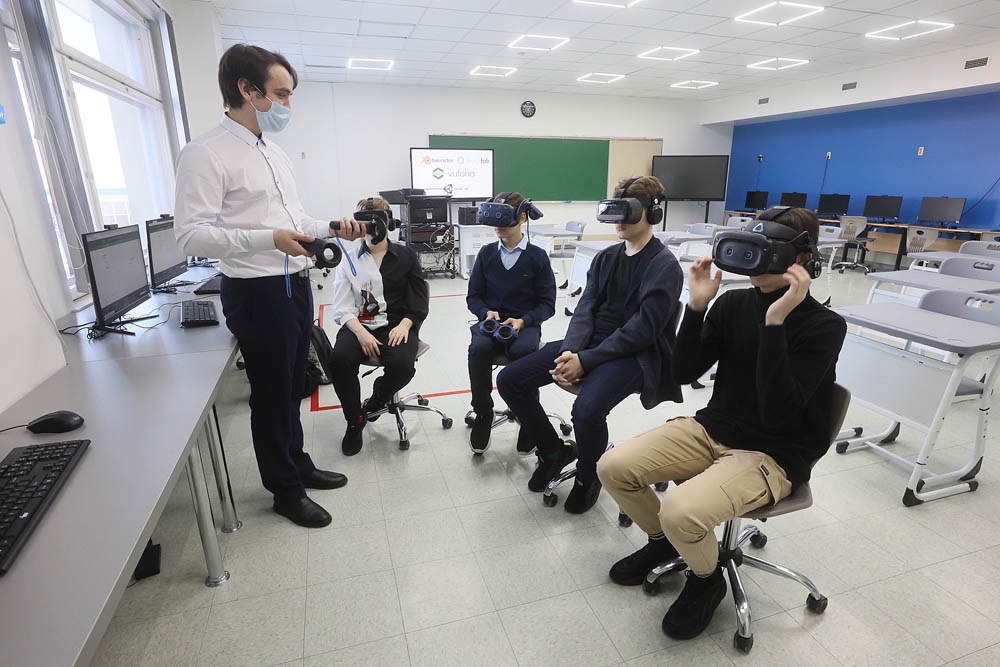 Школьники, занимающиеся радиоэлектроникой и IT-технологиями
