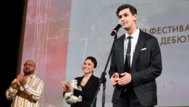 Режиссёр Зайцев на съёмочной площадке, работающий с актёрами