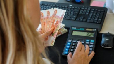 Чемодан, наполненный вещами, рядом с чашкой утреннего кофе