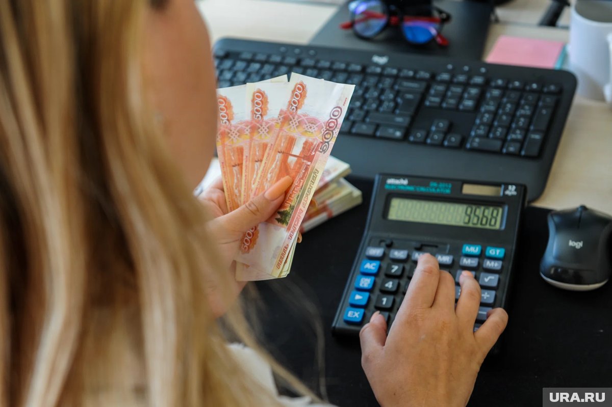 Чемодан, наполненный вещами, рядом с чашкой утреннего кофе