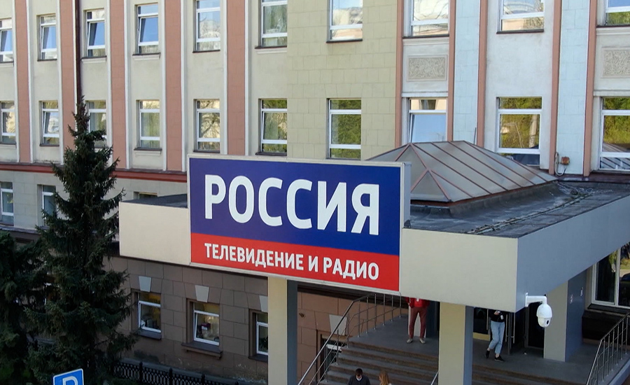 Логотип программы 'Вести' с праздничным оформлением к юбилею
