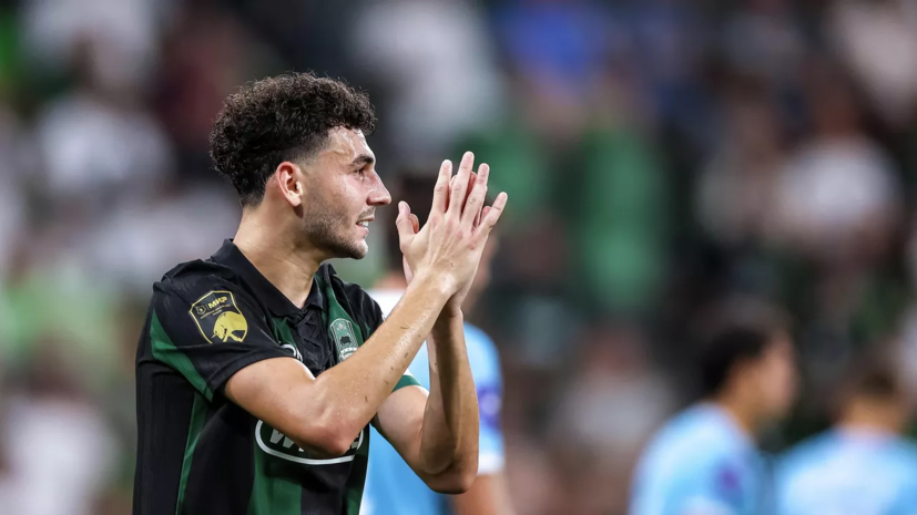 Изображение Джона Кордобы на футбольном поле, отмеченного его достижениями и успехами.