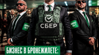 Предприниматель в бронежилете с адвокатом на фоне офисного здания