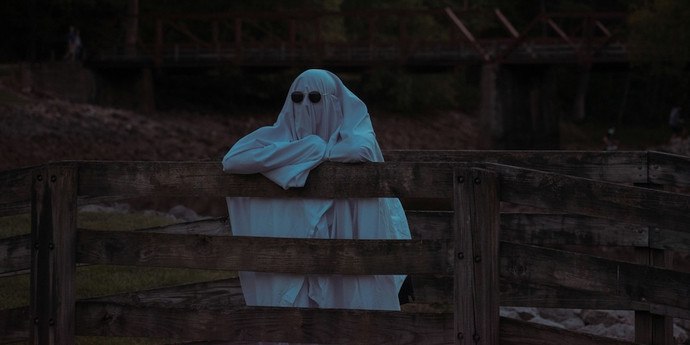Изображение, иллюстрирующее историю о полтергейстах и старой трубе.