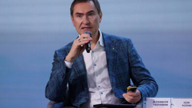 Дети в детском саду обсуждают идеи по воспитанию искусственного интеллекта.