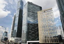 Иллюстрация смартфона, который летит в пространстве, символизируя быстроту и технологии будущего.