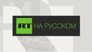 Изображение молодых талантов, демонстрирующих гибкость и мастерство на льду