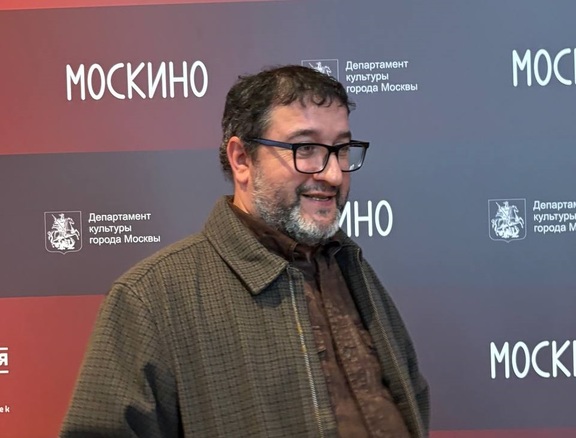Изображение Фёдора Достоевского с планетой на фоне, символизирующее его влияние на мировую литературу и психологию.