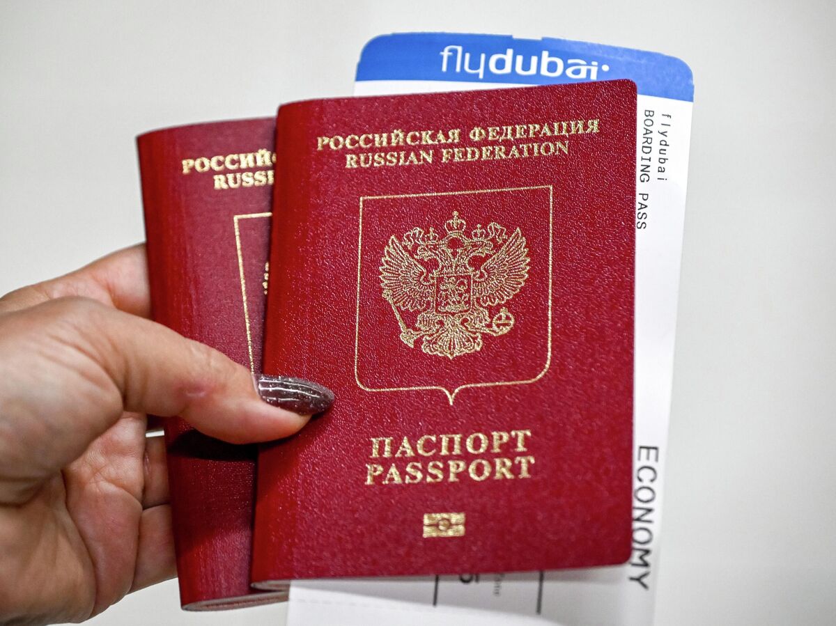 Изображение двух заграничных паспортов, аккуратно сложенных в одном кармане