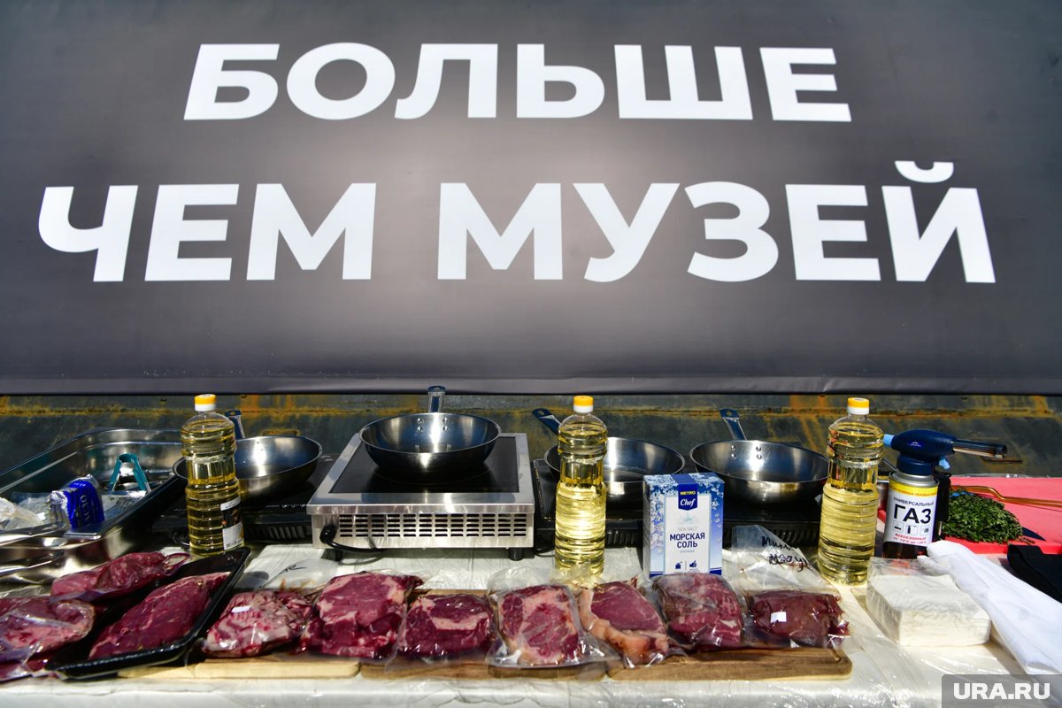 Гигантский БелАЗ, превращенный в зону барбекю с уральскими шеф-поварами