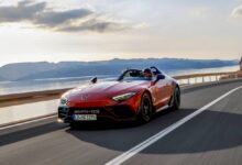Mercedes без лобового стекла, выставленный в столице, с шлемами для водителей.