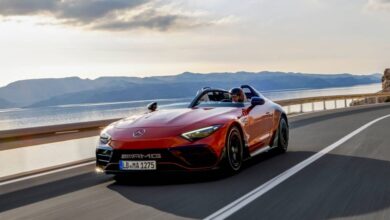 Mercedes без лобового стекла, выставленный в столице, с шлемами для водителей.