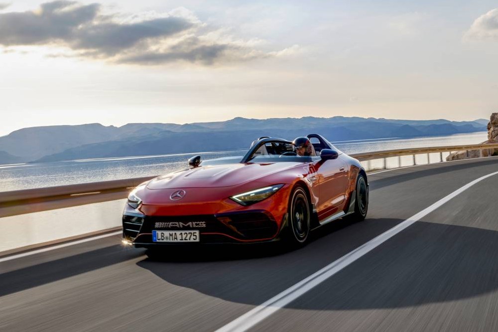 Mercedes без лобового стекла, выставленный в столице, с шлемами для водителей.
