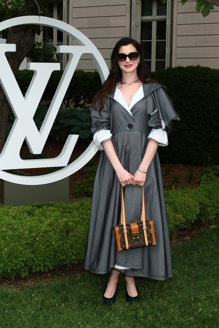 Две знаменитости с одной сумочкой на показе Louis Vuitton