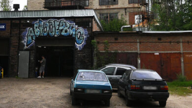 Автомобиль, собранный из двух половинок, выставленный на вторичном рынке