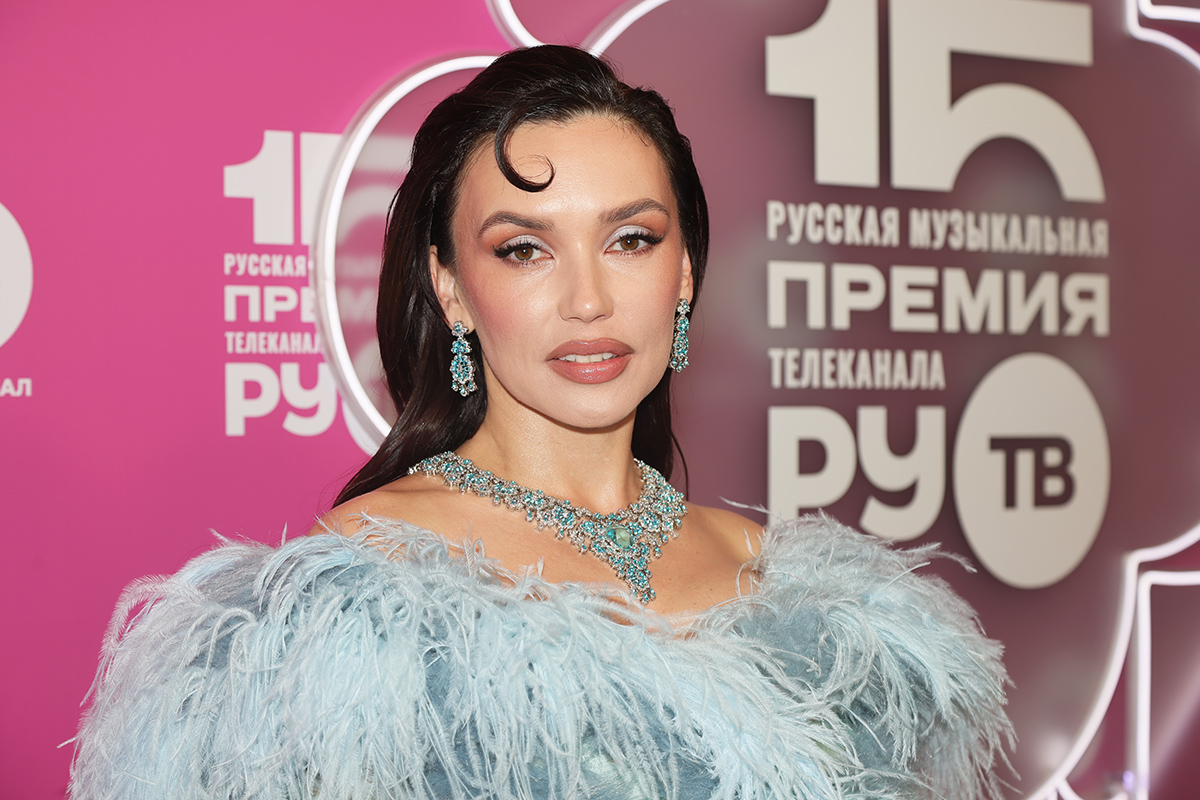 Ольга Серябкина примеряет корону Примадонны в гримерке