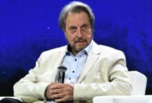 Отец Илона Маска пакует чемоданы на берегах Невы.
