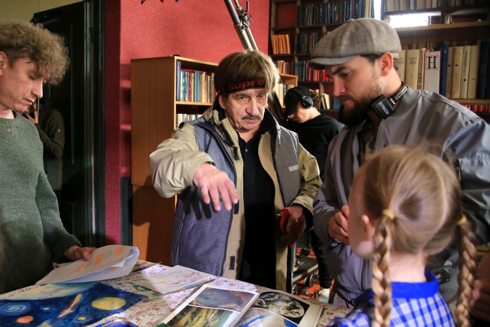 Сцена из фильма, снятого в Петербурге, с автомобилем «Волга» на фоне сюрреалистических элементов