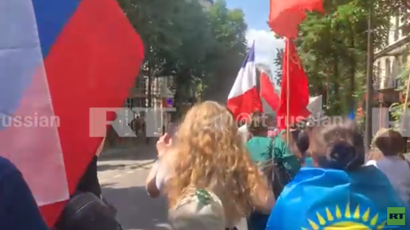 Участники «Бессмертного полка» проходят по улицам Парижа
