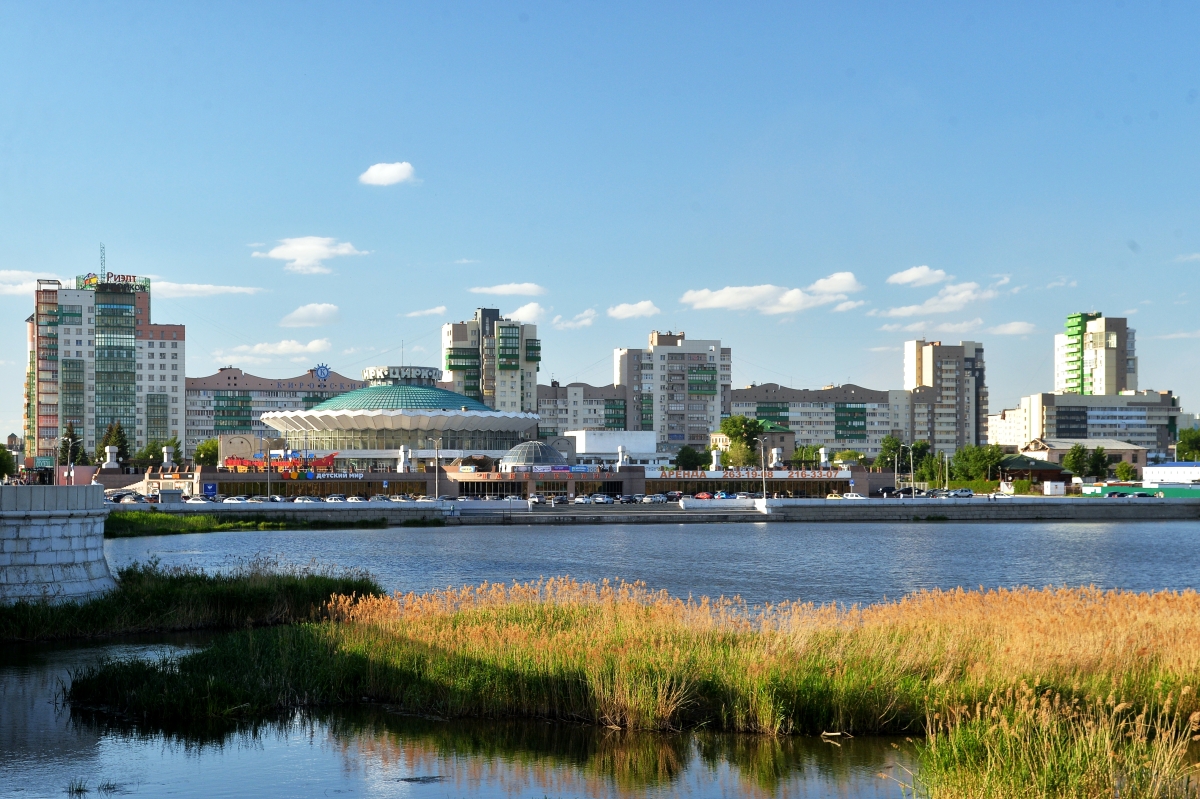 Кристальное озеро в Урале с гигантской скрепкой и памятником пельменю