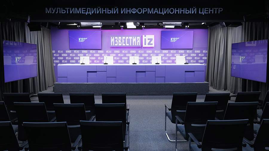Индиана Джонс держит советский паспорт на фоне древних майянских артефактов.