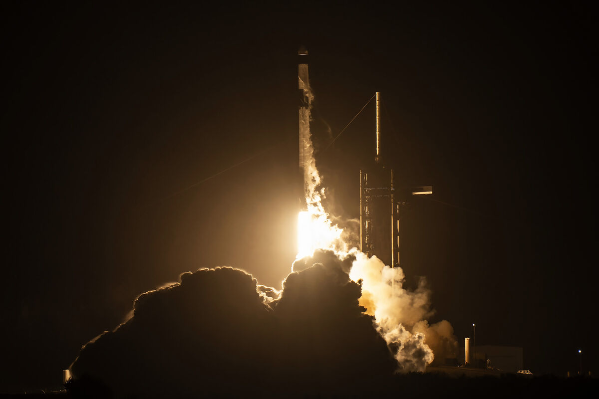 Cargo Dragon везет на МКС 2,3 тонны провизии и марсианские интриги