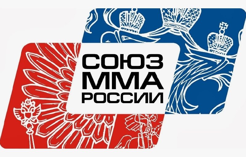 Юниоры на ринге октагона с флагом и гимном