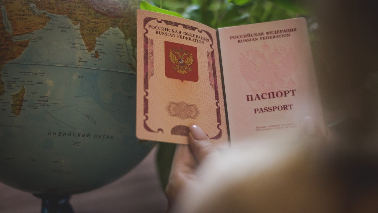 Иллюстрация, символизирующая открытие границ между Пакистаном и Россией с манго на переднем плане