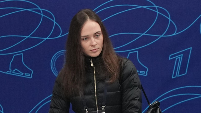 Софья Федченко на льду во время уникальных сборов с Бенуа Ришо, окруженная атмосфрой французского шарма.