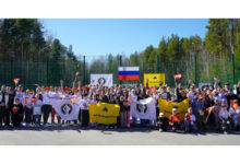 Спортсмены на спортивном фестивале в Нягани поднимают гири