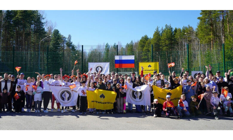Спортсмены на спортивном фестивале в Нягани поднимают гири